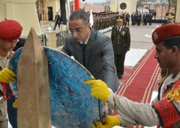 محافظ ومدير أمن سوهاج يضعا أكاليل الزهور على النصب التذكاري لشهداء الشرطة بسوهاج