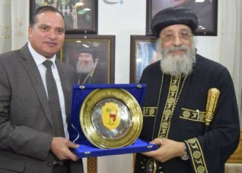رئيس جامعة سوهاج يكرم بابا الأسكندرية في رحاب كنيسة ماري جرجس