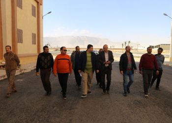 بالصور: متابعة أعمال تدعيم المرافق والرصف والإنارة العامة بحي عتاقة بالسويس