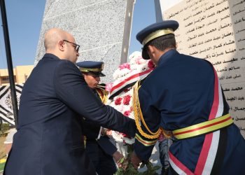 أكاليل من الزهور على النصب التذكاري لشهداء الشرطة ببني سويف