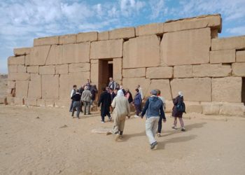 دارسون لآثار فرنسيين يزورون المناطق الأثرية في الفيوم