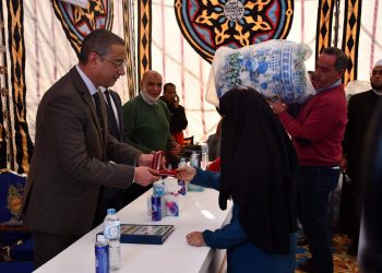 بالصور:محافظ الفيوم يسلّم مفاتيح 30 منزلاً بعد إعادة تأهيلها بـ"فرقص"