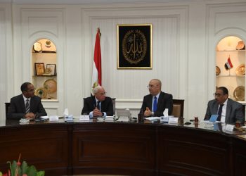 وزير الإسكان ومحافظ بورسعيد يتابعان مشروعات مياه الشرب والصرف الصحى