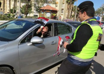 بالصور.. الشرطة في السويس تقوم بتوزيع الورود والاعلام على المواطنين احتفالا بعيد الشرطة