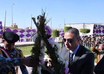 محافظ الفيوم يضع أكاليل الزهور على النصب التذكاري لشهداء الشرطة