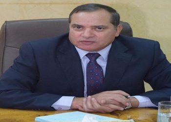 رئيس جامعة سوهاج يسلم الهواتف الذكية للفائزين بجائزة وزير الاتصالات