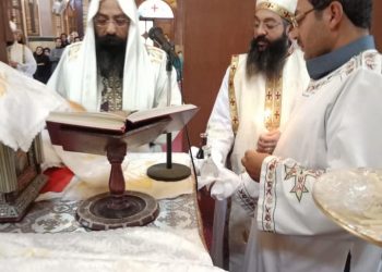 الأنبا زوسيما يحتفل بأول أيام صوم نينوي بكرمة دير الرسل بأطفيح