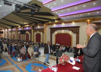 محافظ قنا يتلقي 750 طلب وشكوى في اللقاء الجماهيري بدشنا