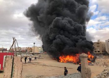 اندلاع حريق داخل مصنع خردة بجوار مسجد الحصري في السادس من أكتوبر