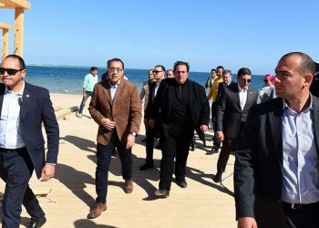 رئيس الوزراء يتفقد مشروع إنشاء قرية سياحية كبرى بالغردقة