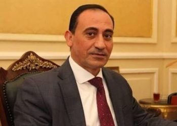 طلب إحاطة حول الخطورة التي يتعرض لها عمال تركيب الإعلانات