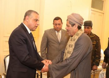 محافظ سوهاج يؤدي واجب العزاء لأسرة الشهيد "أبو السعود" بالعسيرات