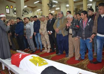 نائب محافظ الدقهلية يؤدي واجب العزاء في شهيد الوطن بمدينة طلخا