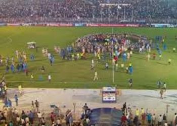 توقف مباراة الأهلي والهلال بسبب أعمال شغب