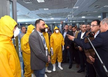 رئيس الوزراء يتابع إجراءات الحجر الصحى على السائحين القادمين لمطار الغردقة