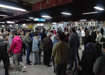 مع اقتراب موعد الحظر.. زحام شديد بمحطة مترو جمال عبد الناصر