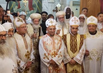 الأنبا إيليا والأنبا صرابامون يُسيمان ثلاث كهنة جُدد للسودان