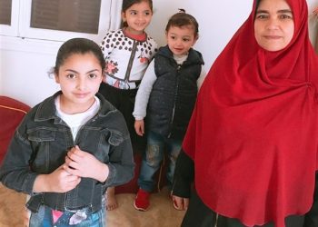 “حورية” الام المثالية بكفرالشيخ ربت اولادها من إيراد ماكينة الحياكة