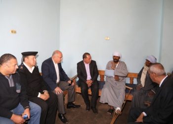 محافظ قنا يقدم العزاء فى وفاة شخصين اثر انهيار سور مدرسة فرشوط الإعدادية