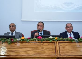محافظ الإسكندرية يكرم العاملين المتميزين بشركتي الصرف الصحي ومياه الشرب