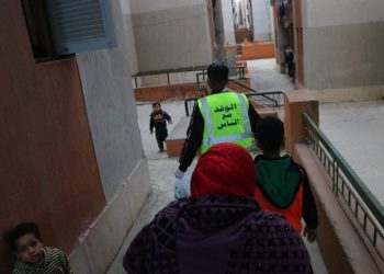 “إغاثة الوفد” تطرق أبواب سكان الأسمرات لمكافحة كورونا