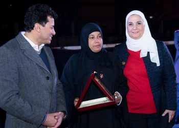 “القباج” و”صبحي” يشهدان تكريم أمهات مثاليات بمركز شباب القاهرة الجديدة