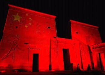 مصر تضئ واجهات سياحية “بعلم الصين” باللون الأحمر تضامناً لمواجهة كورونا
