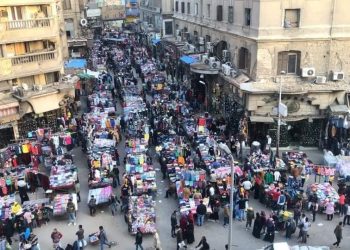 "العتبة" في زمن الكورونا .. باعة جائلين ونشطاء فيسبوك يطالبون بفرض حظر التجول