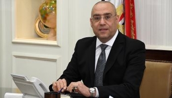 خلال اجتماعه مع رئيس الوزراء عبر الفيديو كونفرانس.. وزير الاسكان: تطبيق فكرة الحجر الصحي الآمن داخل مواقع العمل