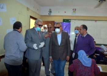محافظ القليوبية يتفقد ويتابع إجراءات تسليم شريحة التابلت لطلاب الصف الأول الثانوي