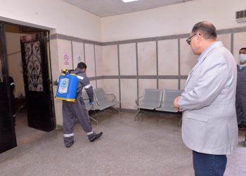 محافظ أسيوط يتفقد أعمال تعقيم مركز خدمة عملاء شركة المياه ومسجد عمر مكرم