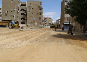 بالصور .. جولة تفقدية لمتابعة أعمال الرصف والتطوير بمدن حي فيصل