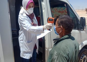 الكشف الطبي على العاملين بالصحراوي الغرب بالمنيا لمواجهة كورونا