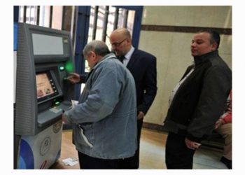 إقبال على صرف المعاشات في المنافذ الأساسية والفرعية بالفيوم