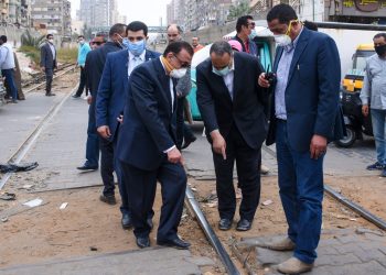 بالإسكندرية تحرير محضر مخالفة وتغريم شركة لتراكم القمامة بمزلقان سيدي بشر