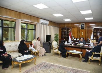 محافظ قنا يستقبل عدد من المواطنين بمكتبه للإستماع الى شكواهم