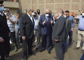 محافظ الجيزة يتفقد أعمال إصلاح الكسر المفاجيء بخط مياه 1000مم بالوراق