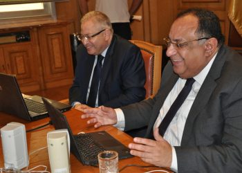 رئيس جامعة حلوان يجتمع مع رؤساء الاتحادات الطلابية بالجامعة أون لاين