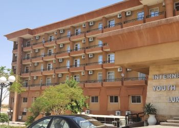 “صحة الأقصر”: تشغيل نزل الشباب والمدن الجامعية لتخفيف الضغط على مستشفيات العزل