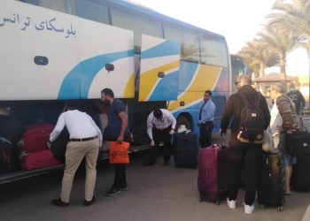 323 مصريًا يغادرون فندق الإقامة بمرسى علم بعد انتهاء مدة الحجر الصحي