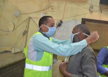 مستقبل وطن بالأقصر يوزع “كمامات” وينظم عملية صرف مستحقات العمالة غير المنتظمة