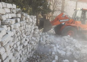 حملة لتنفيذ قرارات إزالات بقرى مركزي ساحل سليم والبداري