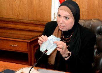 وزيرة التجارة والصناعة تبحث مع منتجى الملابس الجاهزة تصنيع الكمامات القماش