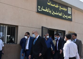 وزير الإسكان يتفقد سير العمل بمركز خدمة المواطنين والمركز التكنولوجي بالقاهرة الجديدة