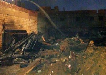 بالصور.. السيطرة علي حريق شب بمنطقة المعدية في إدكو دون إصابات