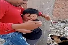 ضبط المتهمين بترويع طفل معاق بكلب ووالده يدافع “المسألة هزار “
