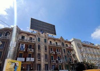 حي وسط الأسكندرية  يدفع بحملة لإزالة الإعلانات المخالفة