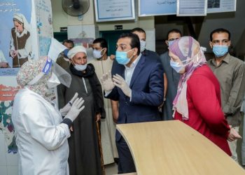 نائب محافظ قنا يتابع مستشفيات استقبال وعزل المصابين بفيروس كورونا