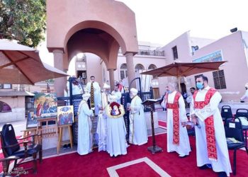 بالصور.. البابا يُبارك مياه نهر النيل ويقدسها بالماء المقدس بالمعادي