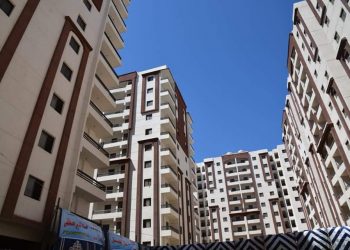 محافظ بورسعيد ورئيس “تعاونيات البناء” يتفقدان مشروع الإسكان التعاوني